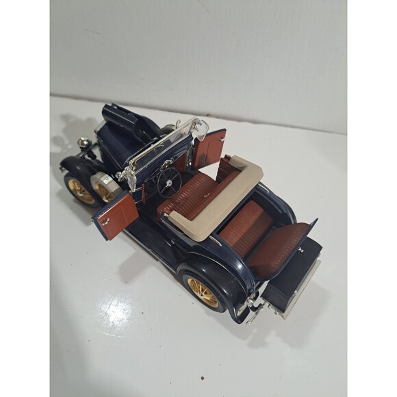 Motor City Classic 1:18 Die Cast 1931 Ford Model A Convertible Classic Car - Picture 10 of 12